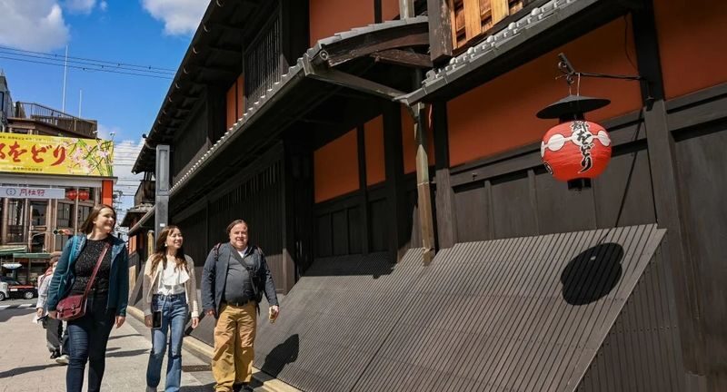 Private Kyoto Gion Highlights & Hidden Gems Tour with Local Guide - Gion at a glance