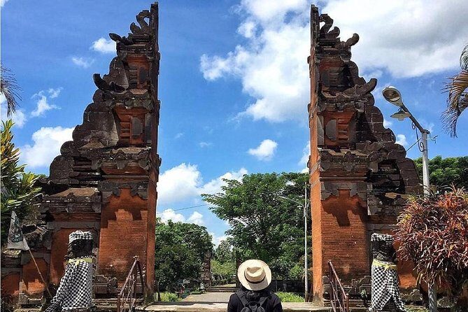 Private Lombok Cycling Tour : Lingsar Temple, Rice Field, Village & Market Tour - The experience from reviews and insights  
