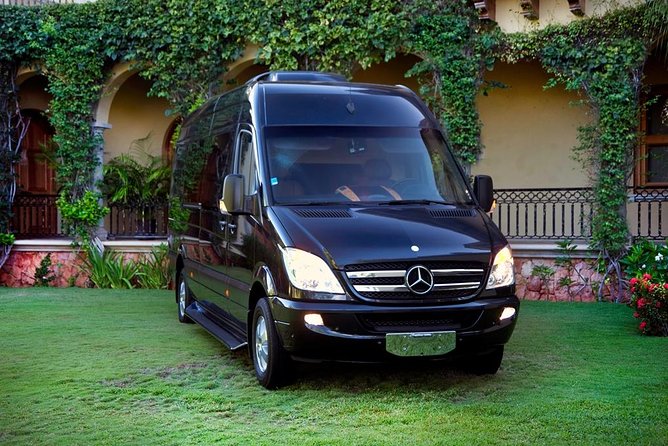 Private Luxury Roundtrip Transfer Cancun Airport - Arrival at the Airport