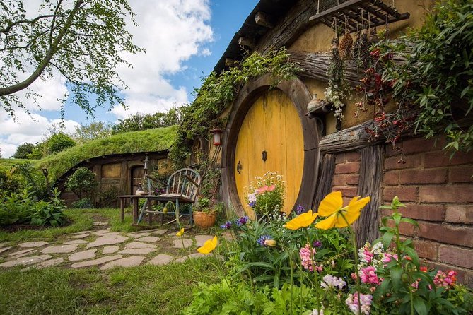 Private Luxury Tour From Auckland to Hobbiton Movie Set and Rotorua for Couples - The Sum Up