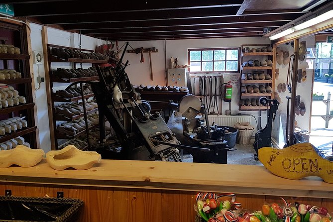 Private Luxury Tour Zaanse Schans ,Volendam and Cheesfarm - Copyright Notice