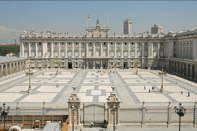 Private Madrid Walking Tour: Famous Royal Palace - Exploring Diverse Neighborhoods and Landmarks