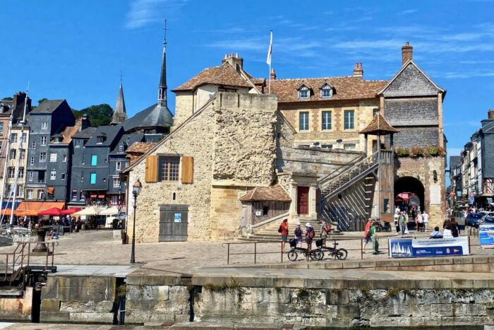 Private Mont Saint-Michel, Honfleur Trip by Mercedes - Frequently Asked Questions