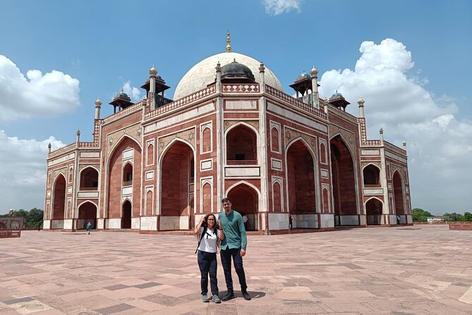 Private Old and New Delhi Tour - Best of Delhi in 8 Hours With Entrances - Exploring the Majestic Red Fort