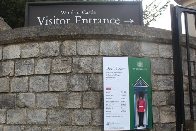 Private One Way or Round Trip Transfer : London to Windsor Castle or LEGOLAND - Date and Travelers