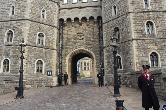 Private One Way or Round Trip Transfer : London to Windsor Castle or LEGOLAND - Meeting and Pickup