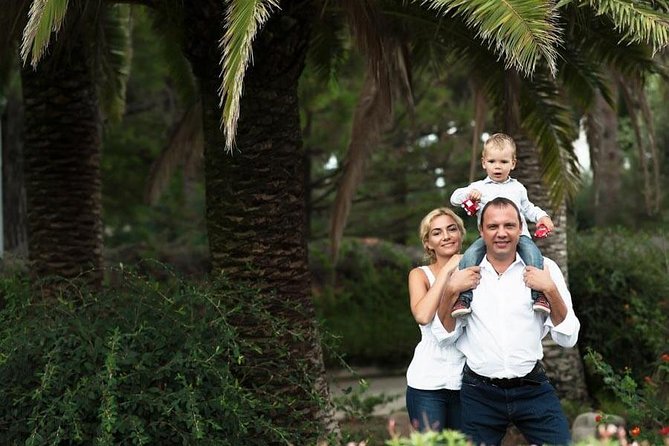 Private Photo Session With a Local Photographer in Tarragona - Selecting Date and Travelers