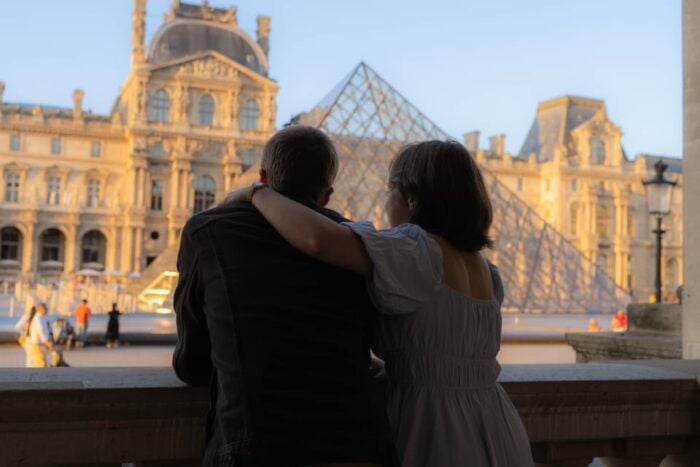 Private Photoshoot Louvre Museum Exterior - Booking and Payment