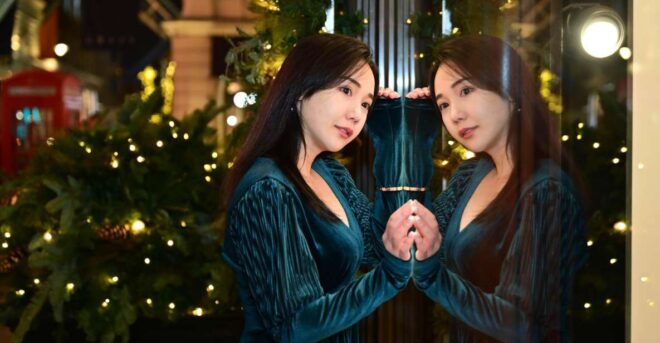 Private Photoshoot With Christmas Lights in London - Gift Option and Location Recommendations