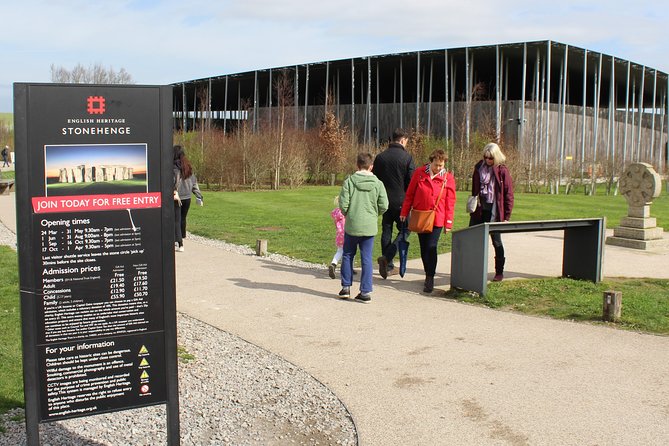 Private Pre Cruise Excursion Transfer London to Southampton Port Via Stonehenge - Meeting and Pickup