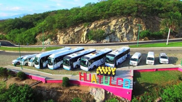 PRIVATE REDONDO Transfer in VAN Huatulco Airport - Flexible Cancellation Policy