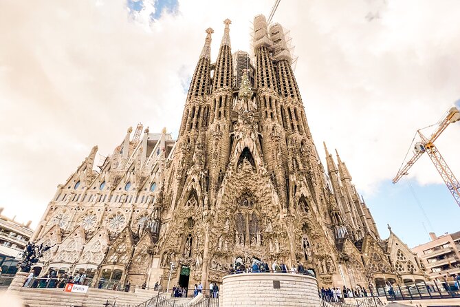 Private Sagrada Familia Guided Tour With Skip the Line Ticket - Learning About Gaudis Design and Legacy