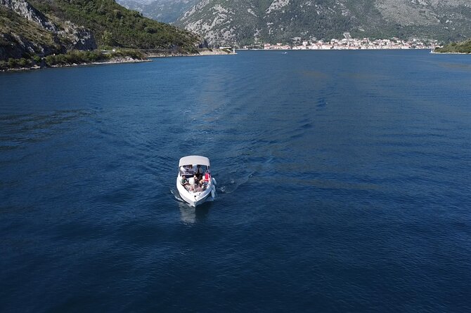 Private Speedboat Tour in Lux Marina and Secluded Beach 4H - Meeting and Pickup
