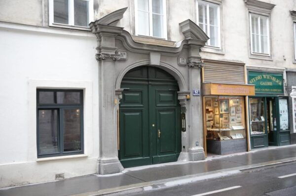 Private Spooky Vienna Tour - Accessibility and Cancellation