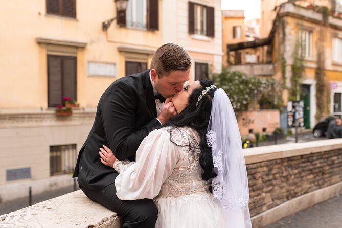 Private Sunny Photoshoot With a Local in the Heart of Rome - Service Details