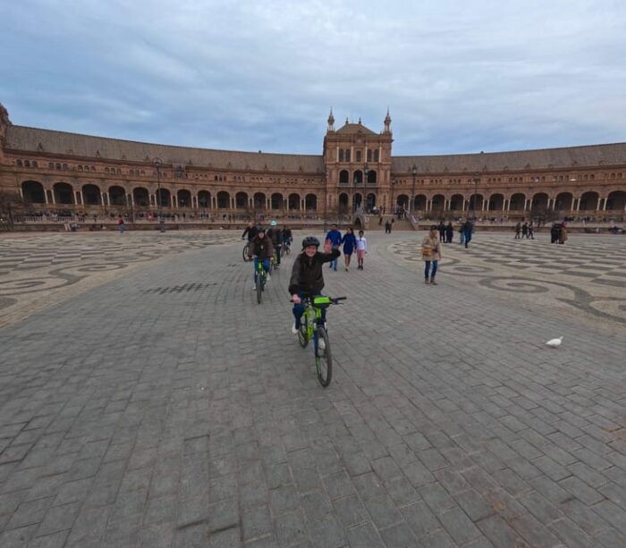 Private Tour by Bike With Alcazar Guided Visit Without Ticket - Relaxing in Murillo Gardens and Wandering Through Santa Cruz