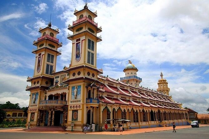 Private Tour: Cu Chi Tunnels and Cao Dai Temple - Exploring the Cu Chi Tunnels