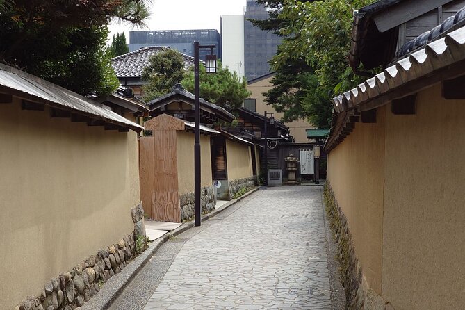 Private Tour From Kanazawa Gold Leaf and Sushi Delights - Gold Leaf Experience