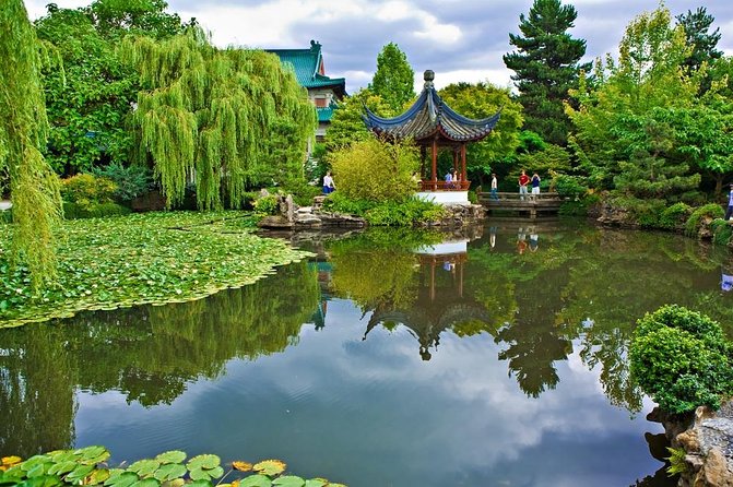 Private Tour: Gardens of Vancouver - Van Dusen Botanical Garden Exploration