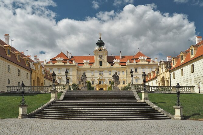 Private Tour in Winery Area With Transfer From Vienna to Prague - Pricing and Booking Options