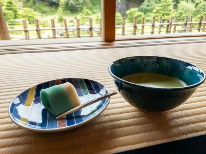Private Tour Kanazawa: Gold Leaf, Sushi & Afternoon Activity - Gold Leaf Experience