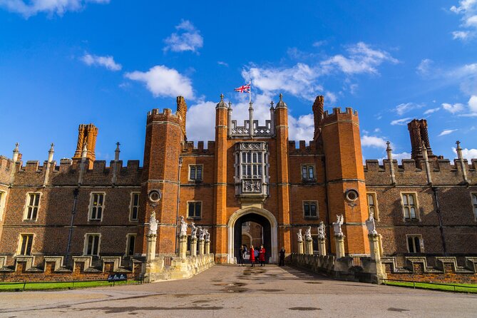 Private Tour of Hampton Court Palace With a Qualified Tour Guide - Details of the Interactive Sightseeing Experience