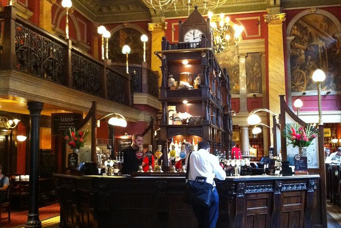 Private Tour of Londons Historic Pubs - Enjoy Beer Tastings and Anecdotes