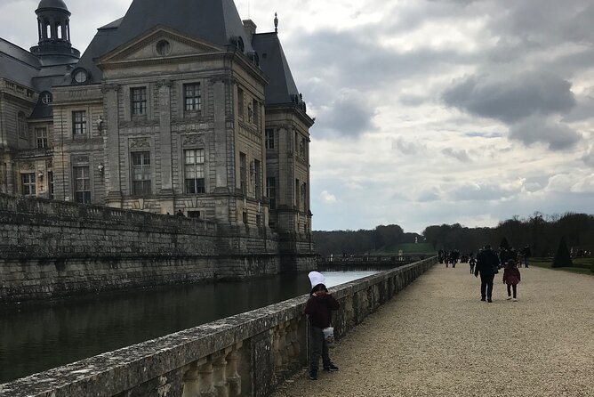 Private Tour of the Great Christmas of Vaux Le Vicomte and Fontainebleau - Meeting and Pickup