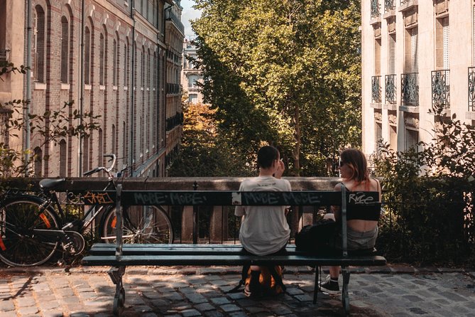 Private Tour of the Toursitc & Hidden Highlights of Montmarte Paris - Vibrant Street Life and Entertainment