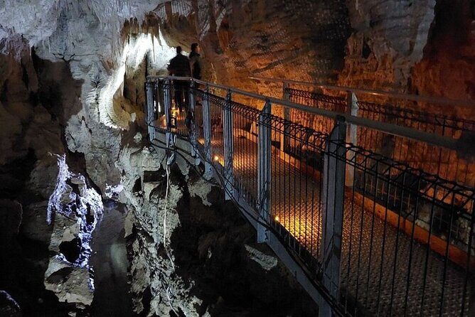 Private Tour: Ruakuri Cave, Waitomo Glowworm & Hobbiton Movie Set - Exploring the Ruakuri Cave