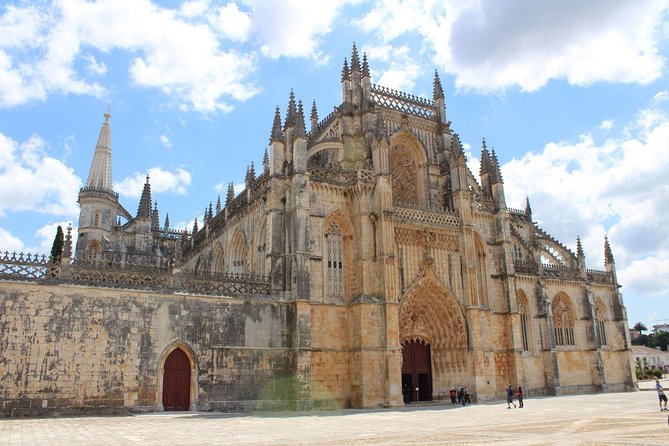Private Tour to Fátima Sanctuary, Nazaré, Óbidos and Batalha FD - Exploring Nazaré: Coastal Beauty