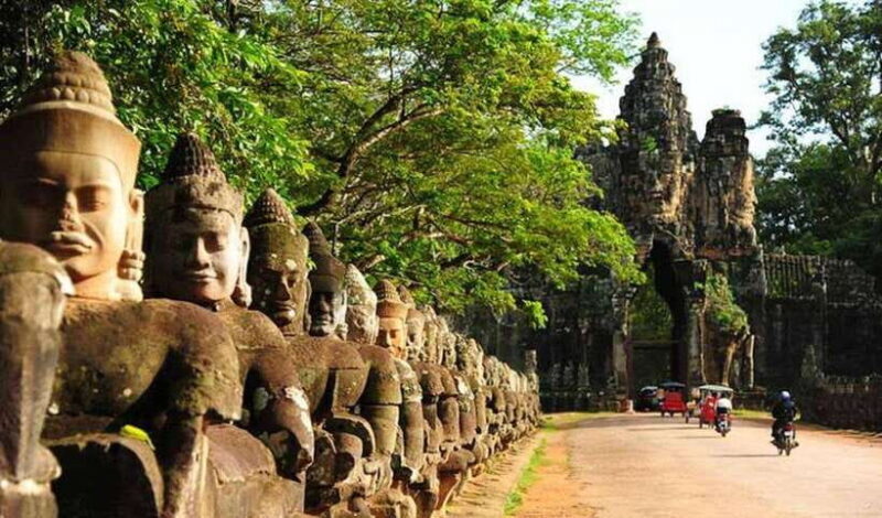 Private Tours Angkor wat, Thom and Small group temple - Additional Highlights: Banteay Srei and Phrom Bakheng