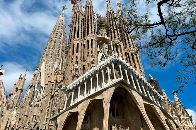 Private Transfer Barcelona 1 to 3 Passengers "Economical" - The Sum Up