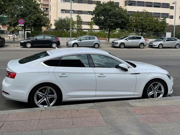 Private Transfer From Barcelona City to Airport Barcelona - Booking and Service Details