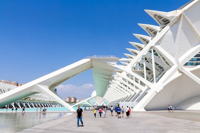 Private Transfer From Barcelona To Valencia With a 2 Hour Stop - Proximity of Pickup Points to Landmarks and Attractions