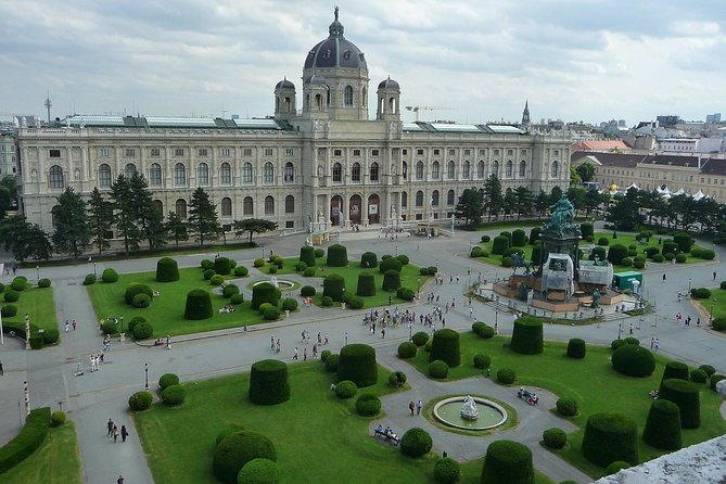 Private Transfer From Munich to Vienna With 2 Hours for Sightseeing - Sightseeing Stop During the Journey