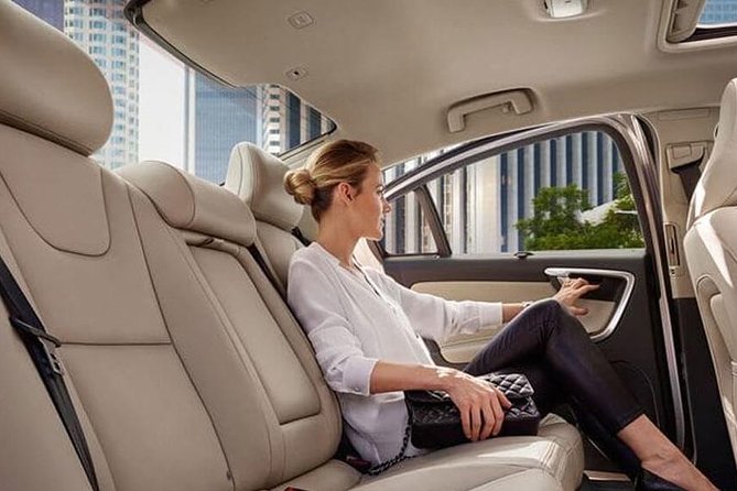 Private Transfer: Toronto Pearson Airport or Queens University Kingston or Town - Maximum Capacity and Duration of Transfers