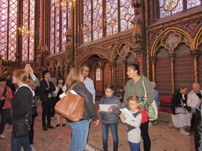Private Treasure Hunt Around Notre Dame for Families & Kids - Background