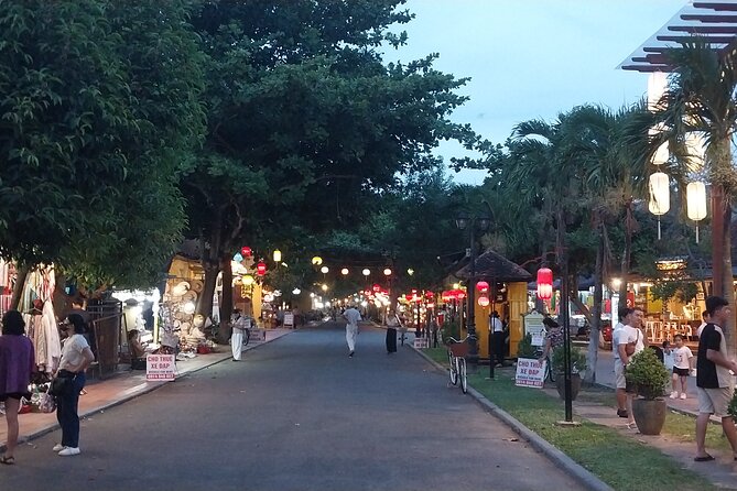 Private Walking Tour at Hoi An Night Market and Sampan Boat Ride - Common Questions