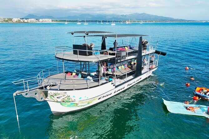 Private Yacht Charter ChicaFUN 2 Waterslides All Inclusive - What Sets This Tour Apart?