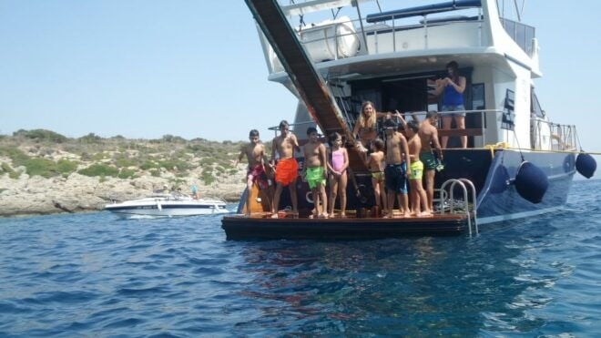 Private Yacht Cruise on the Athens Riviera - Yacht Features