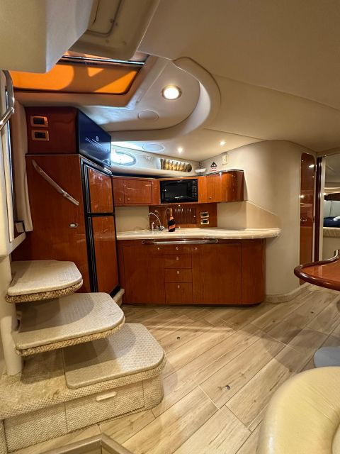 Private Yacht Rentals 4h Champagne Gift - Yacht Features