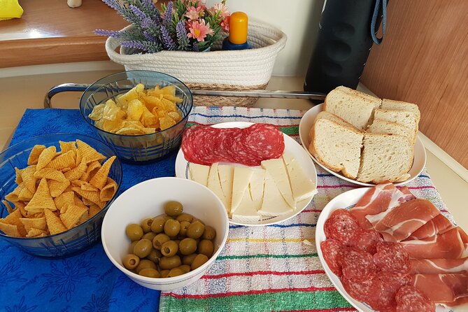 Private Yacht Tour Along the Coast of Barcelona at Sunset - Reviews