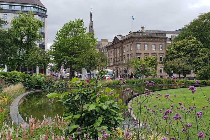 Public Guided Tour of Edinburgh at a Minimum Price - in English - Selecting Date and Travelers