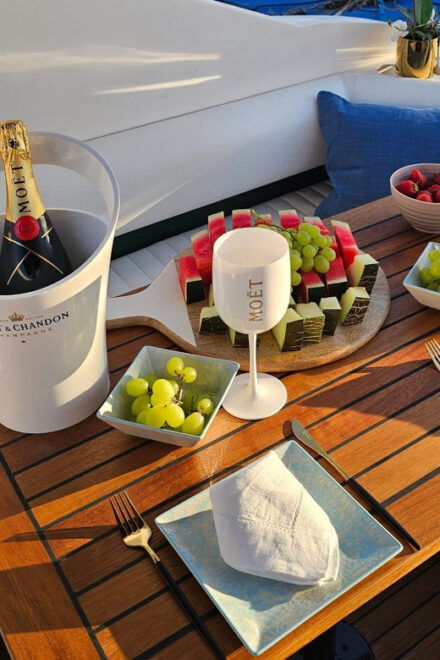 Puerto Banús: 2-4 Hour Cruise on Luxury Yacht Along the Marbella Coastline - Inclusions