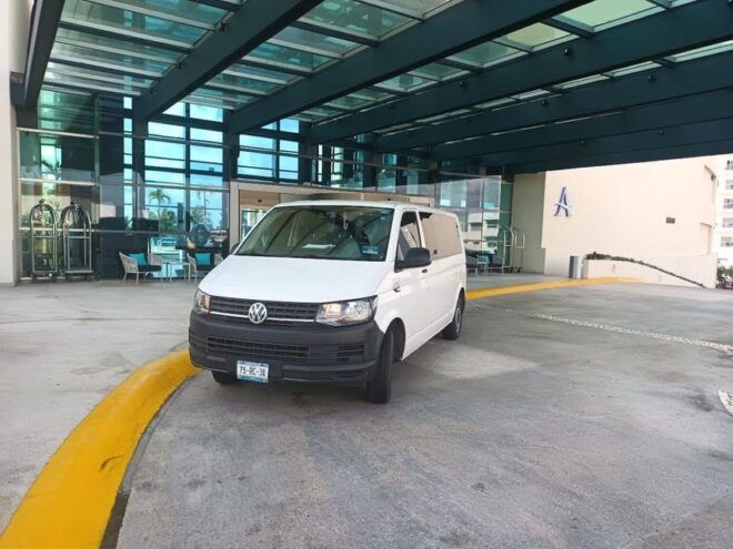 Puerto Morelos: Private Van Transfer to Bacalar - Driver Expertise