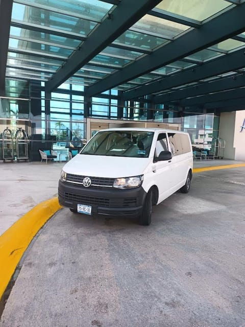 Puerto Morelos: Private Van Transfer to Mahahual - Pickup and Dropoff