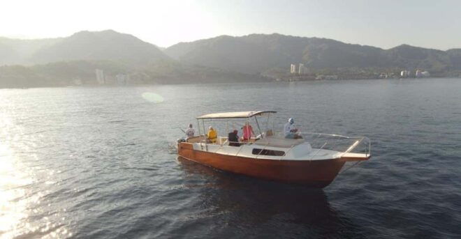Puerto Vallarta: Exclusive Voyage to Los Arcos and El Paredón - Vessel and Amenities