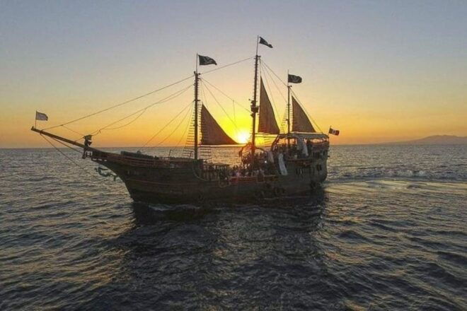 Puerto Vallarta: Fireworks and Dinner on the Bay - Dining and Beverages