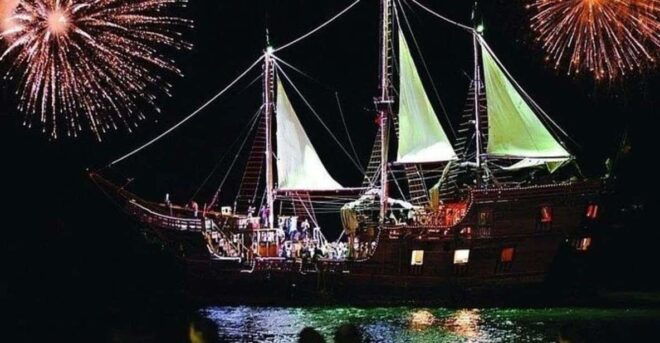 Puerto Vallarta: Show and Dinner on a Cruise - Engaging Activities